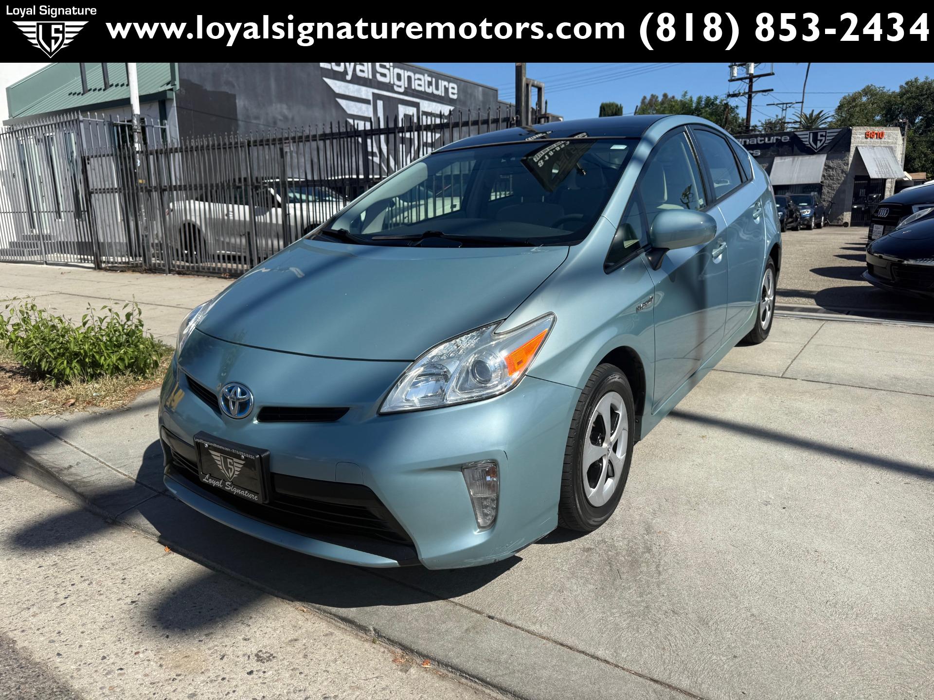 2012 Toyota Prius Three photo 3